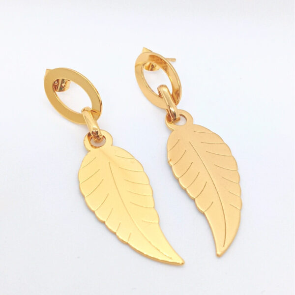 Producto Aretes con forma de Pluma en Acero Kajuva Store venta de joyas y accesorios para mujer en bogotá